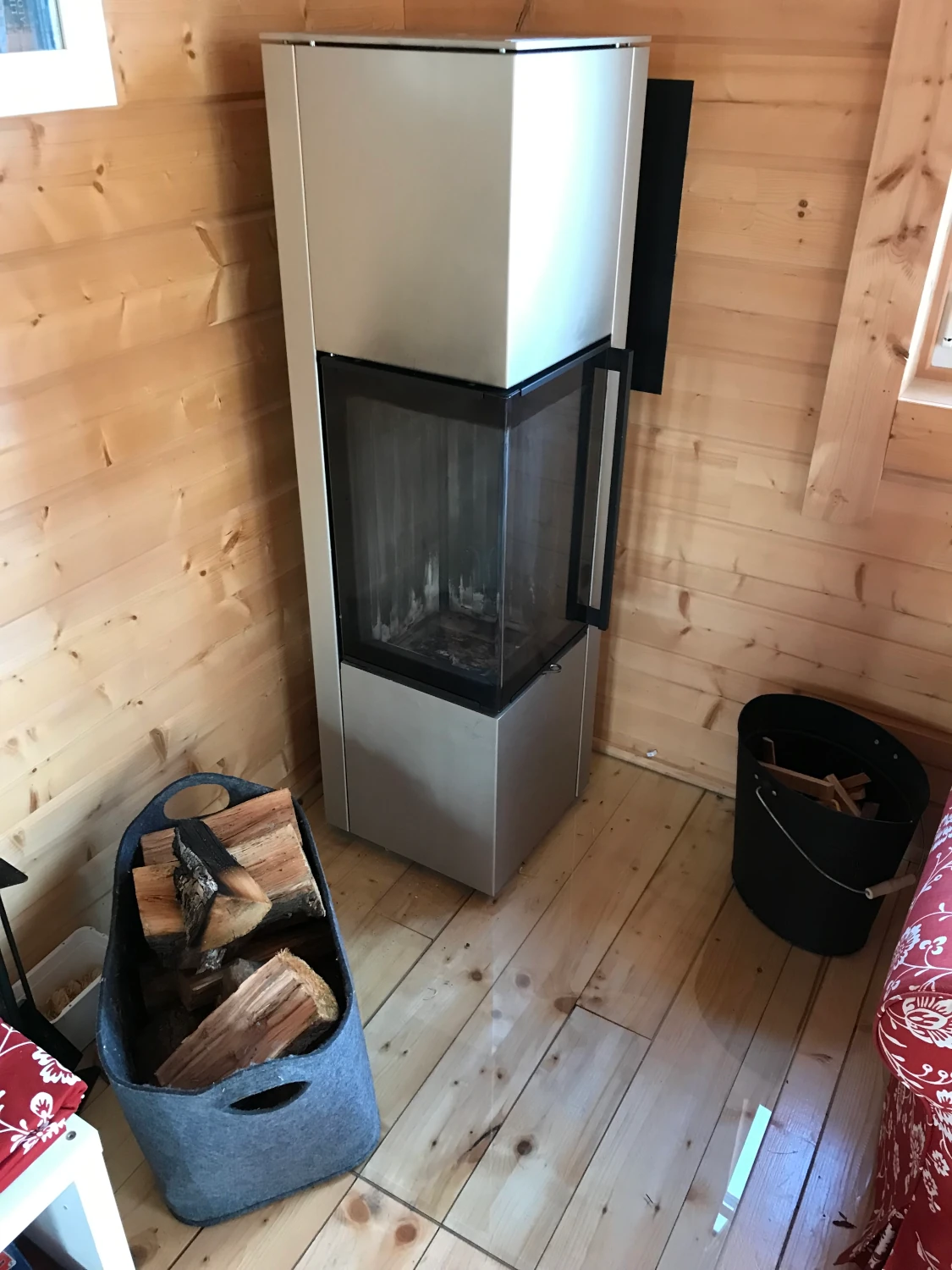 Kamin mit Brennstoff